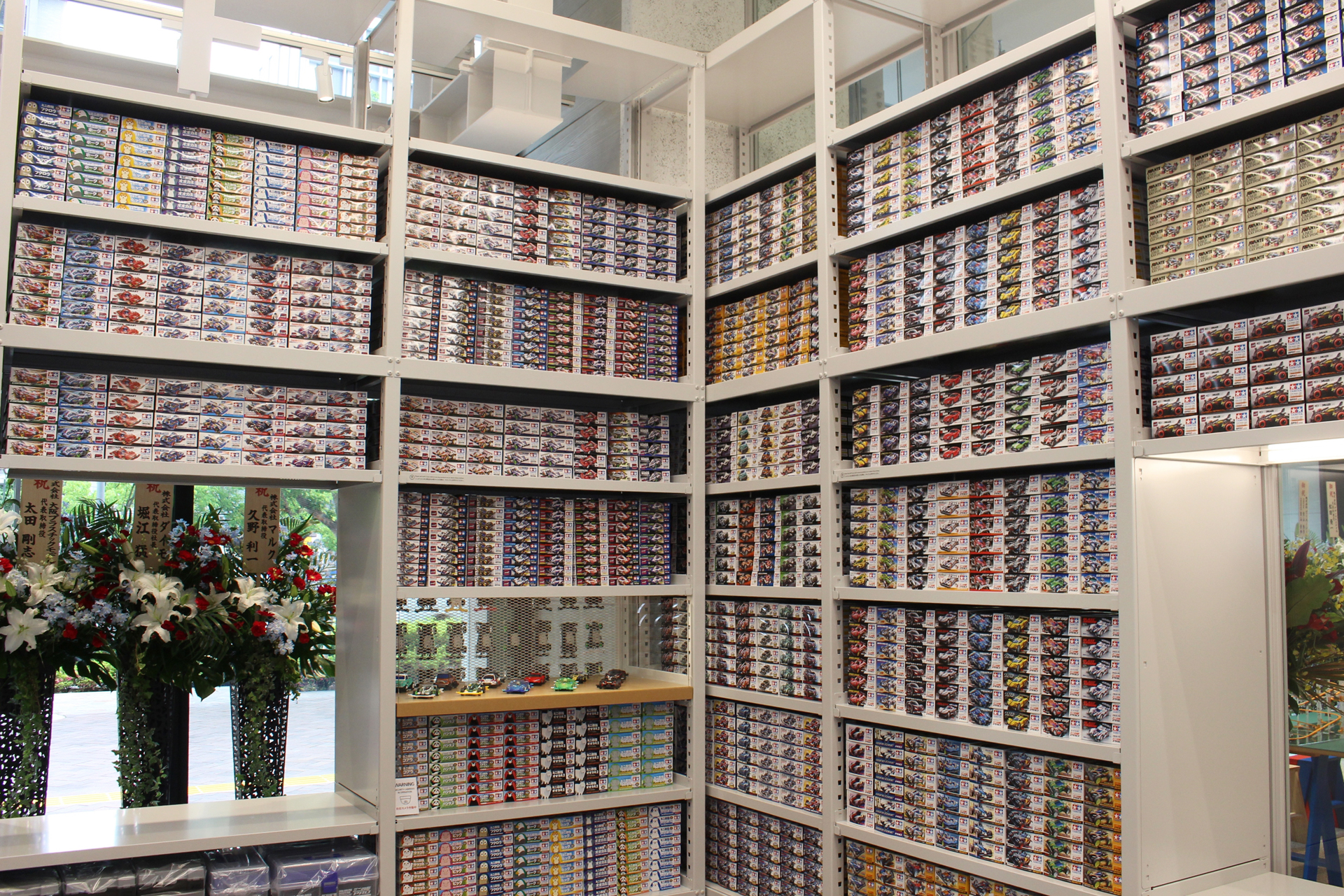 周囲のほとんどがミニ四駆という夢のような空間。昔ながらの“町の模型屋さん”という雰囲気作りも納得だ