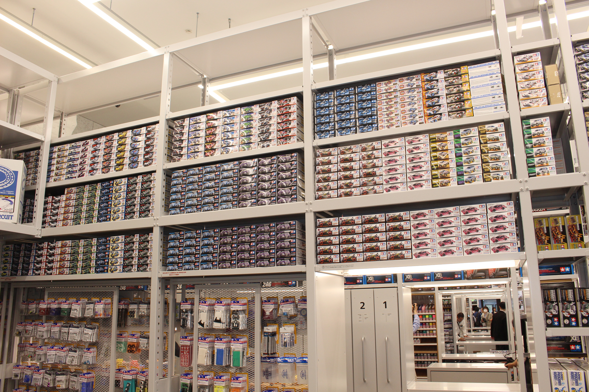 周囲のほとんどがミニ四駆という夢のような空間。昔ながらの“町の模型屋さん”という雰囲気作りも納得だ