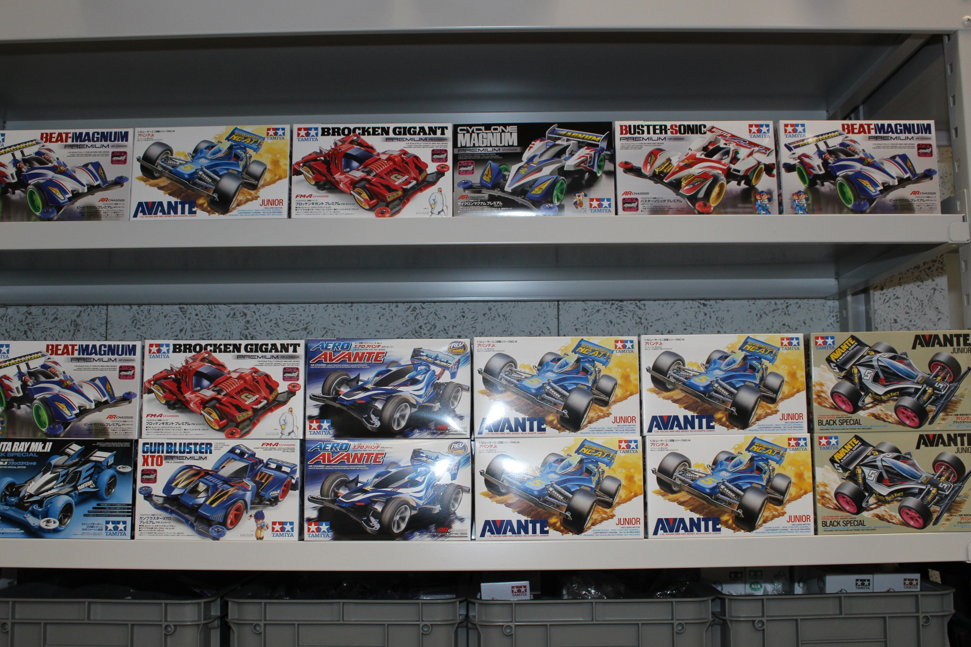 発売中の「エアロアバンテ」や、9月に再販予定の「アバンテJr.」も発見。ワイルドミニ四駆や実車モチーフのミニ四駆などもある
