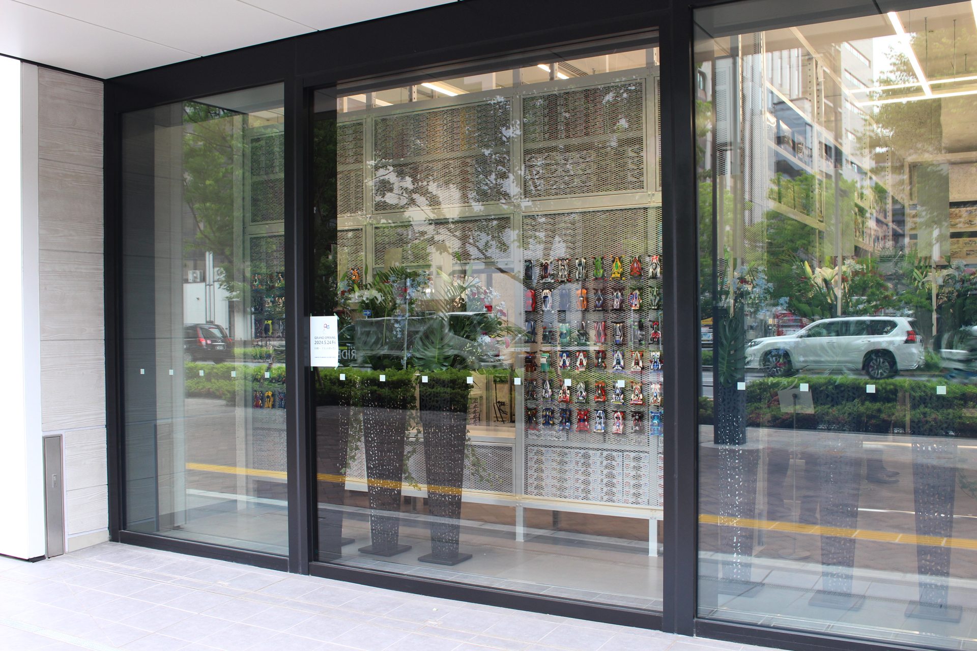 反射で少し見にくいが、内部壁面に現行のミニ四駆が展示されている