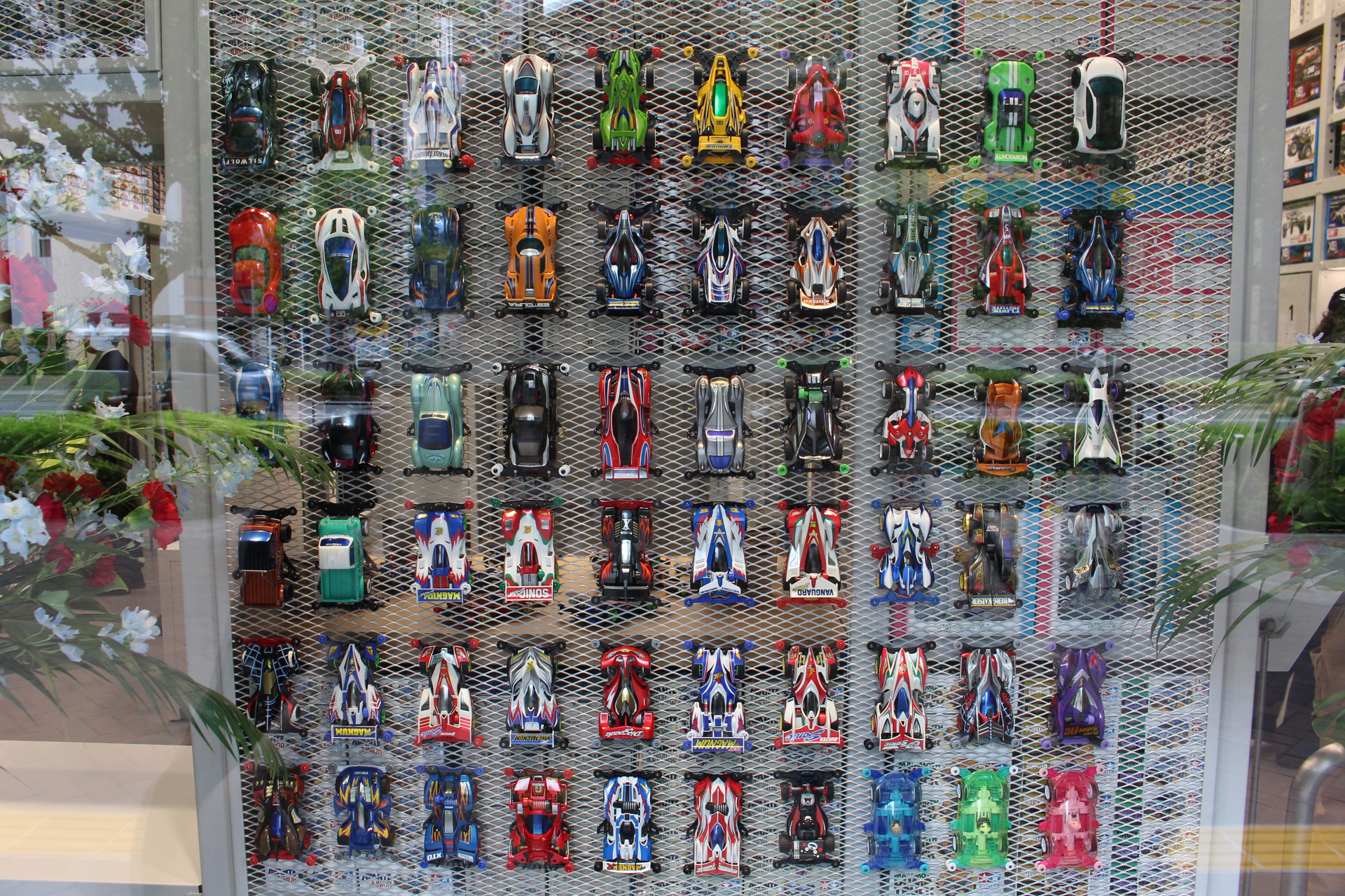 圧巻の114台のミニ四駆の壁。作ったことがある車種や愛車もあるのでは!?