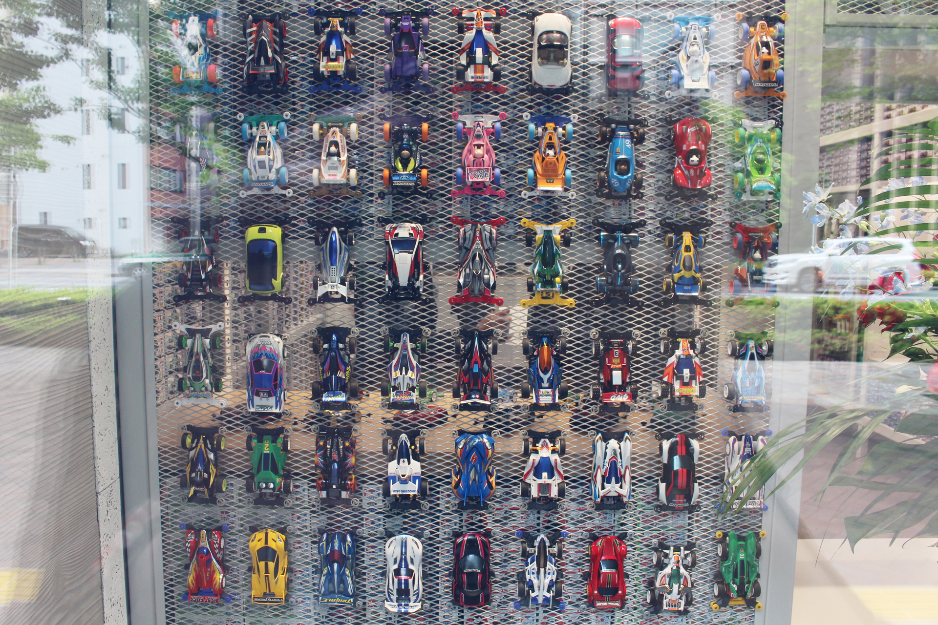 圧巻の114台のミニ四駆の壁。作ったことがある車種や愛車もあるのでは!?