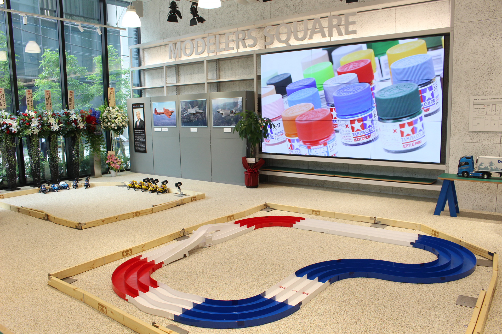 「MODELERS SQUARE」内のミニ四駆コース。レイアウトは変わる可能性もあり、スタッフや公式SNSなどから要望を出してみる手もあるかもしれない