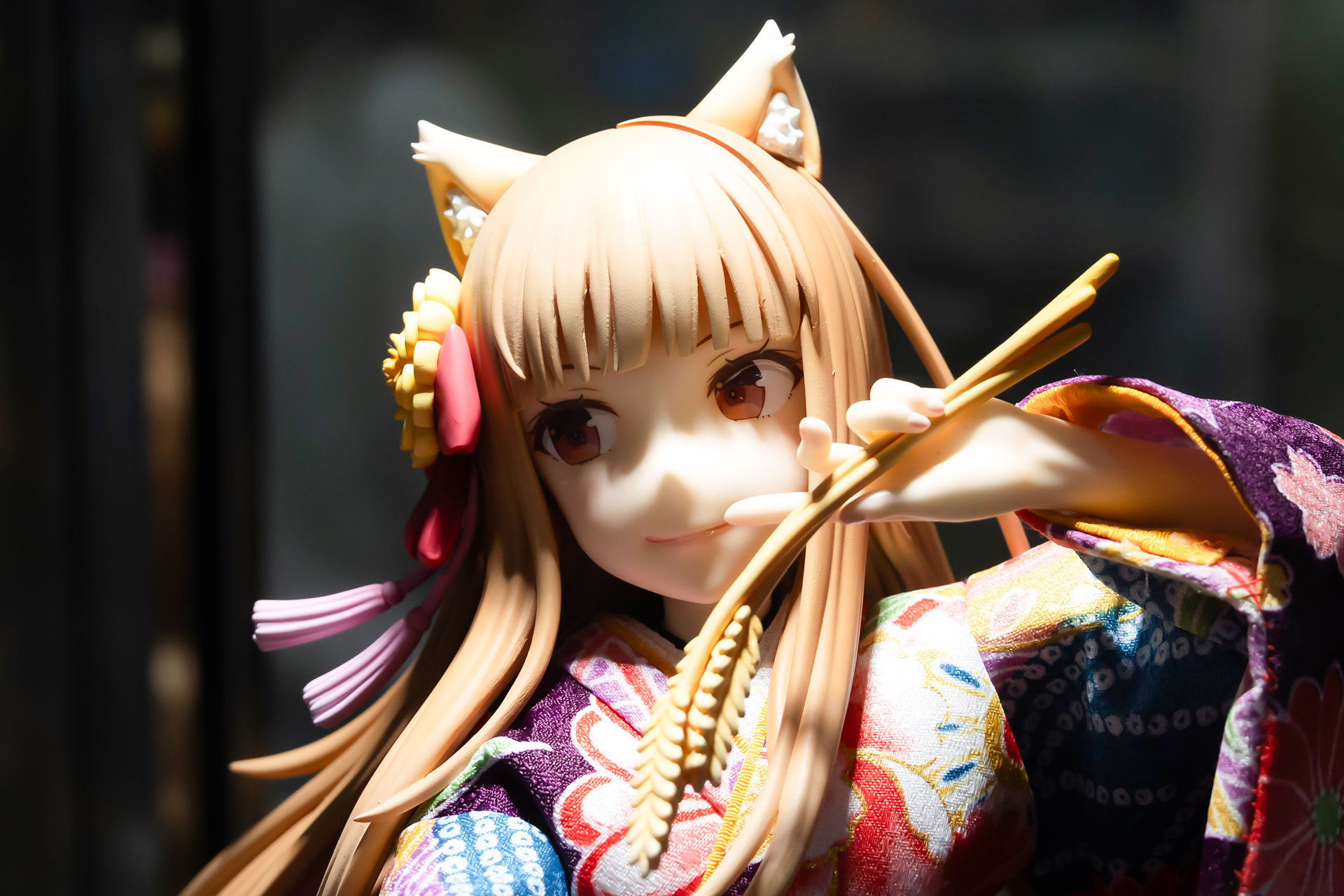 麦を手に持ち、口元に指を当てるポーズがかわいい