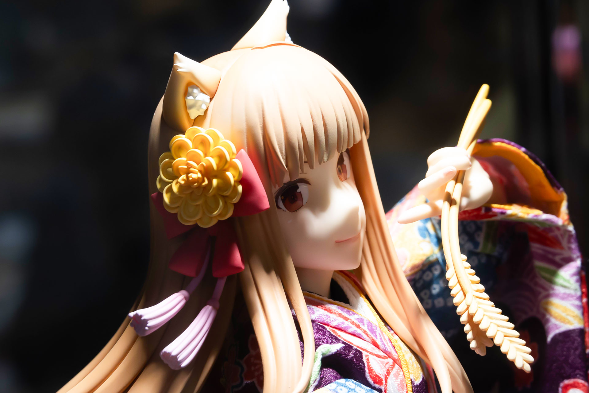 耳の近くには、花をあしらった大きめのアクセサリーが付けられている