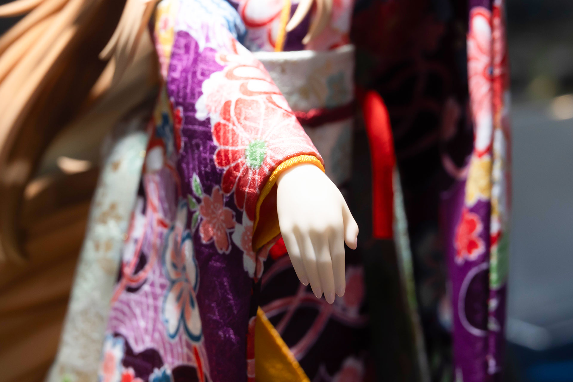 手をひとつとっても、繊細なポーズが付けられている