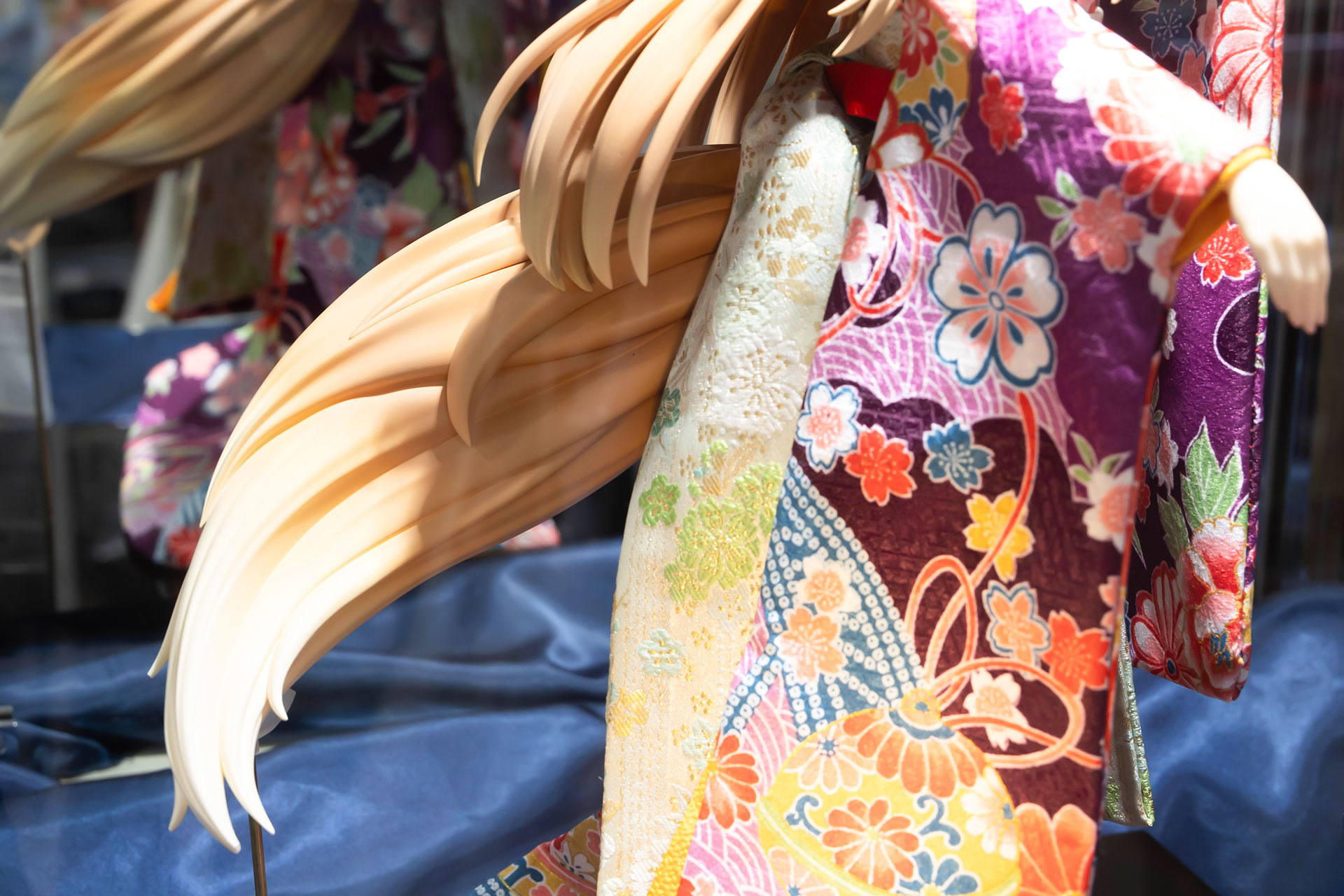 大きな尻尾と着物姿が違和感なく融合している