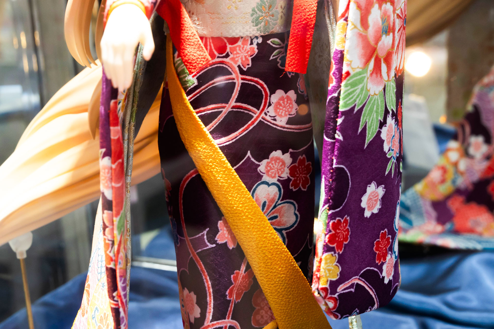 振袖部分の絶妙な折り目など、計算しつくされた作りになっている