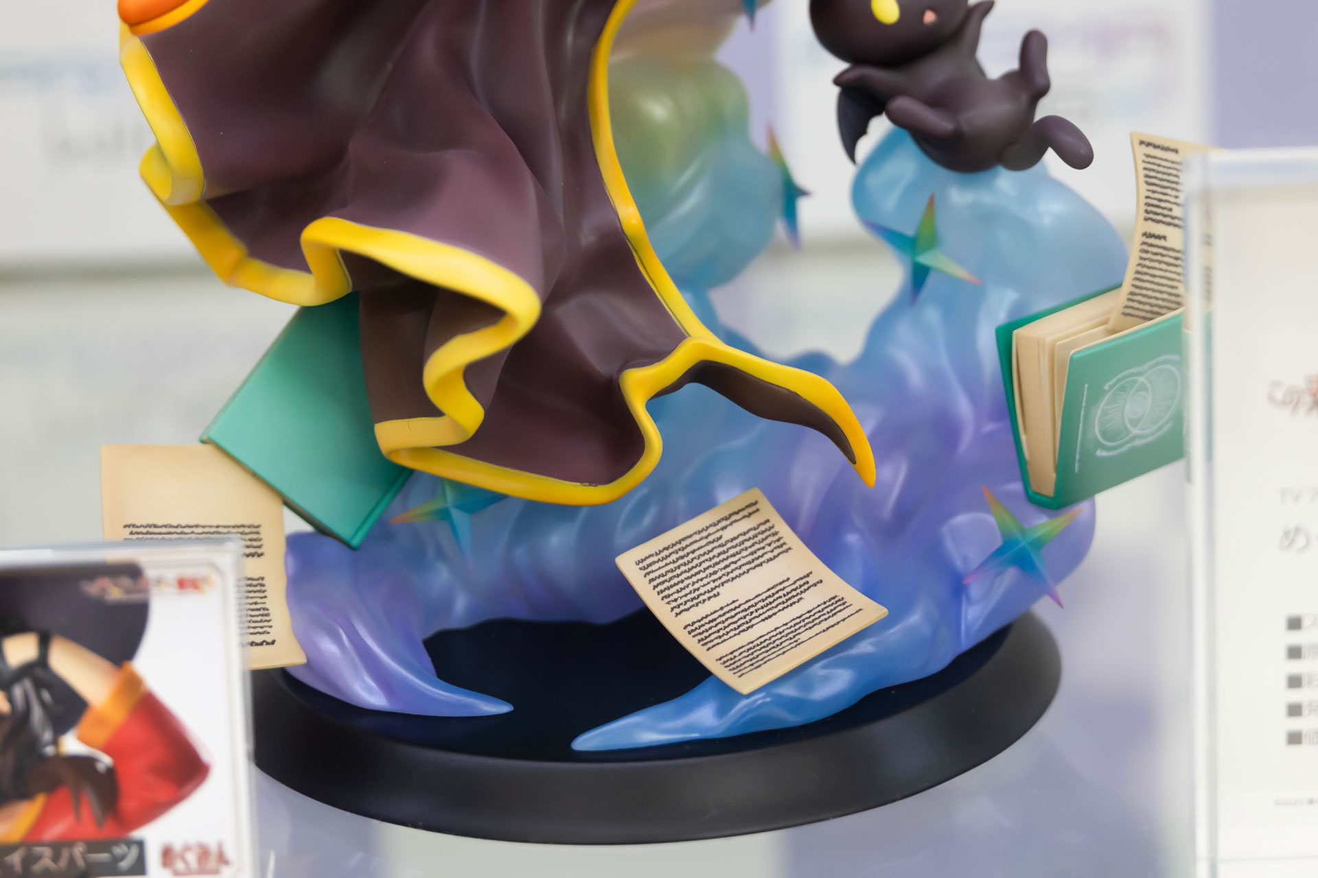 台座部分には、様々なエフェクトや魔導書が散りばめられている