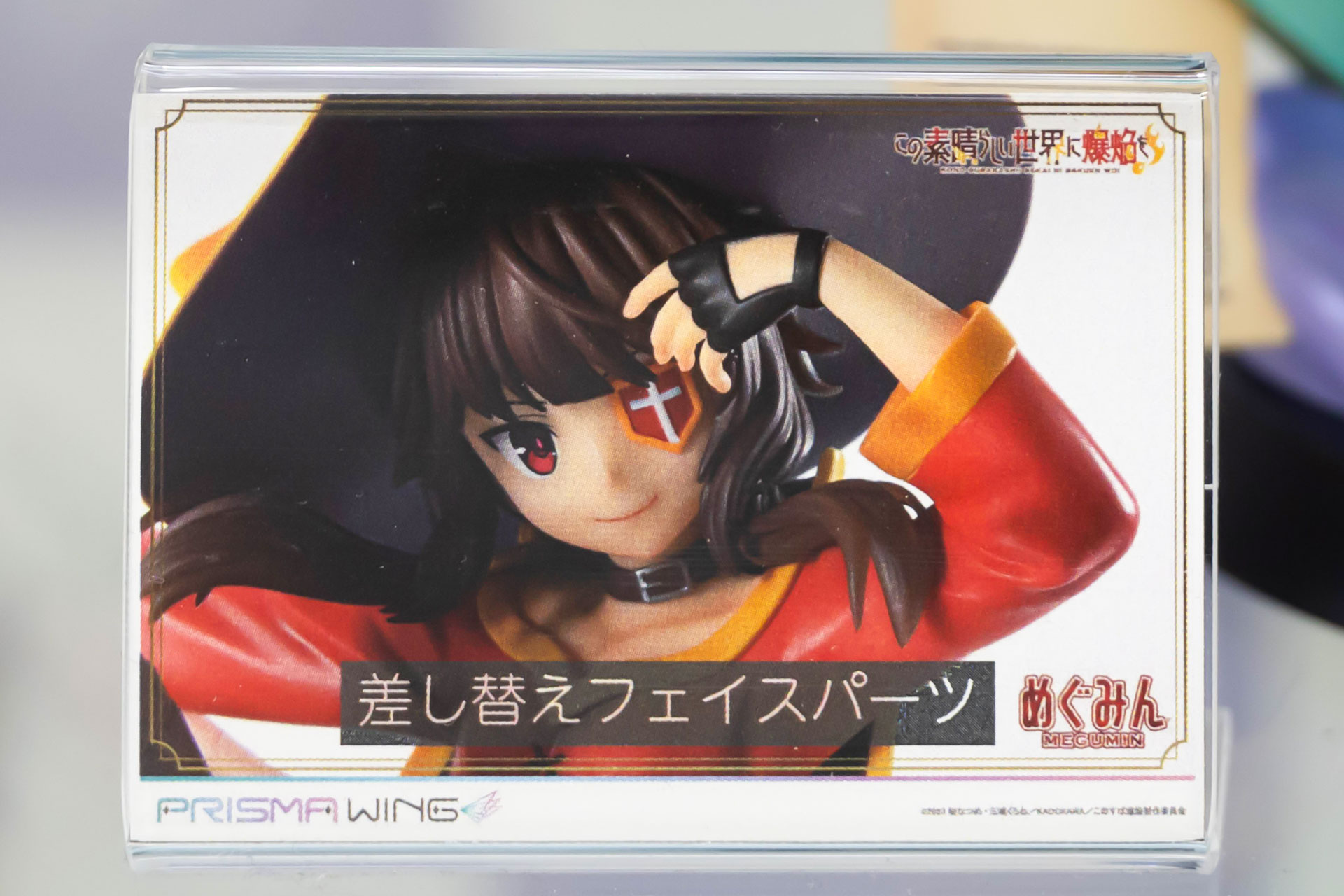 差し替えパーツで眼帯を付けた表情と髪をかき上げる左手も付属している