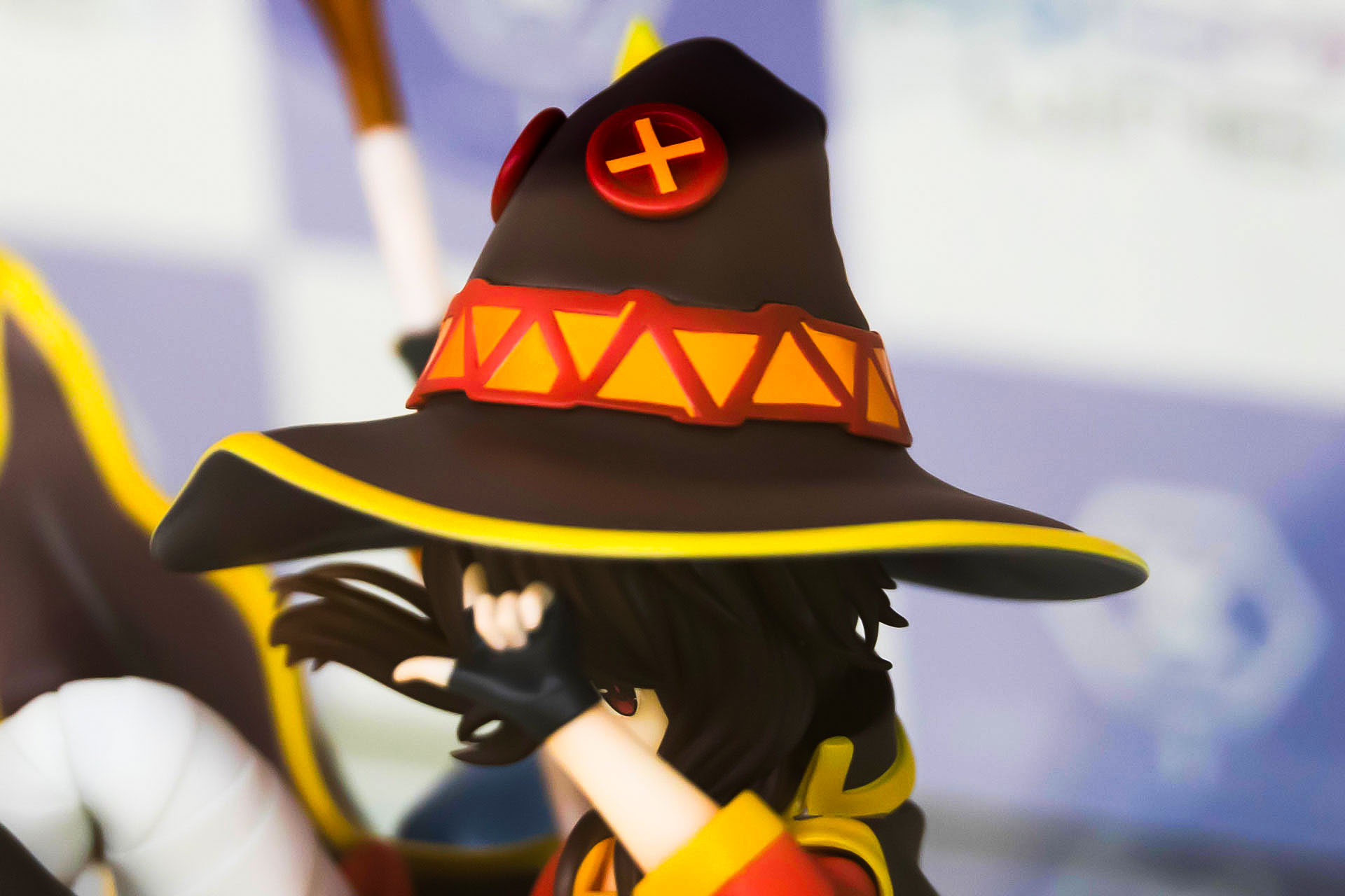 大きな帽子は着脱可能だ