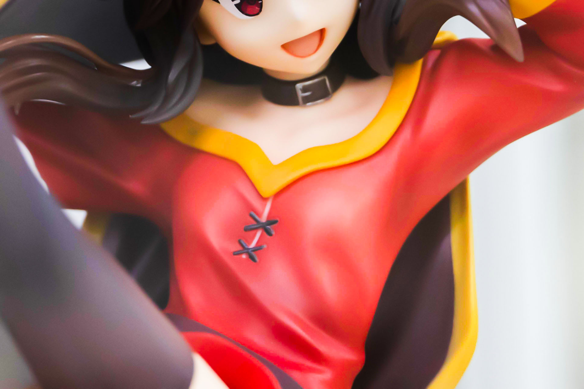 スッキリとした衣装だが、編み目が付いているなど細部にこだわって作られている