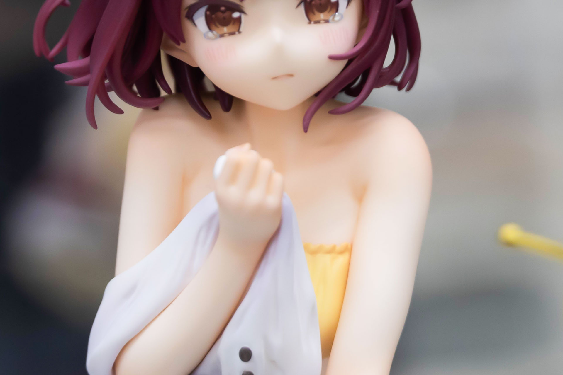 服で下着を隠している瞬間といったポーズだ