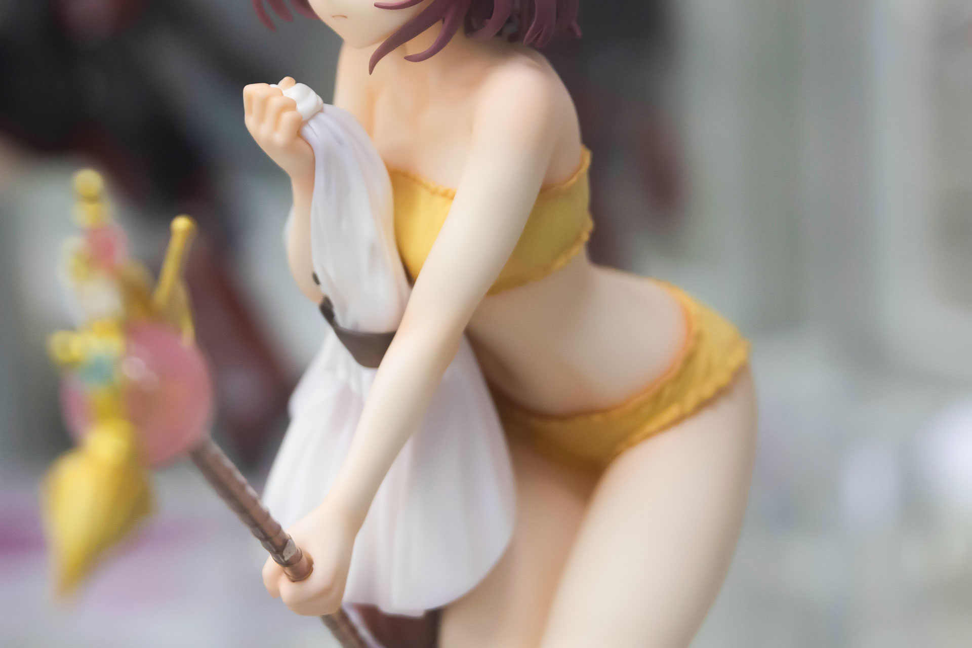 黄色い下着姿がよくわかる!?