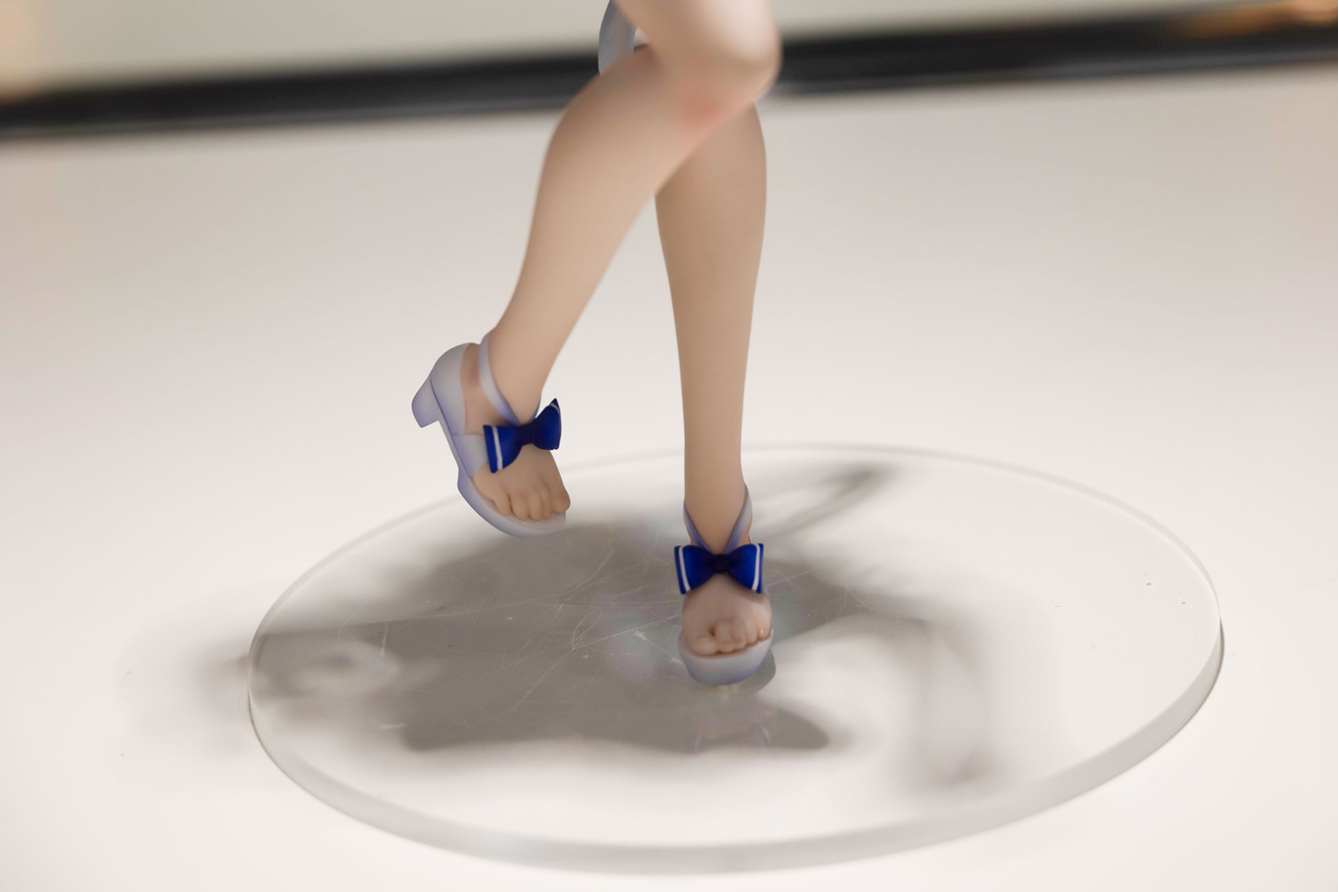 足元のサンダルも、ビキニと同じ色のリボンが付けられている