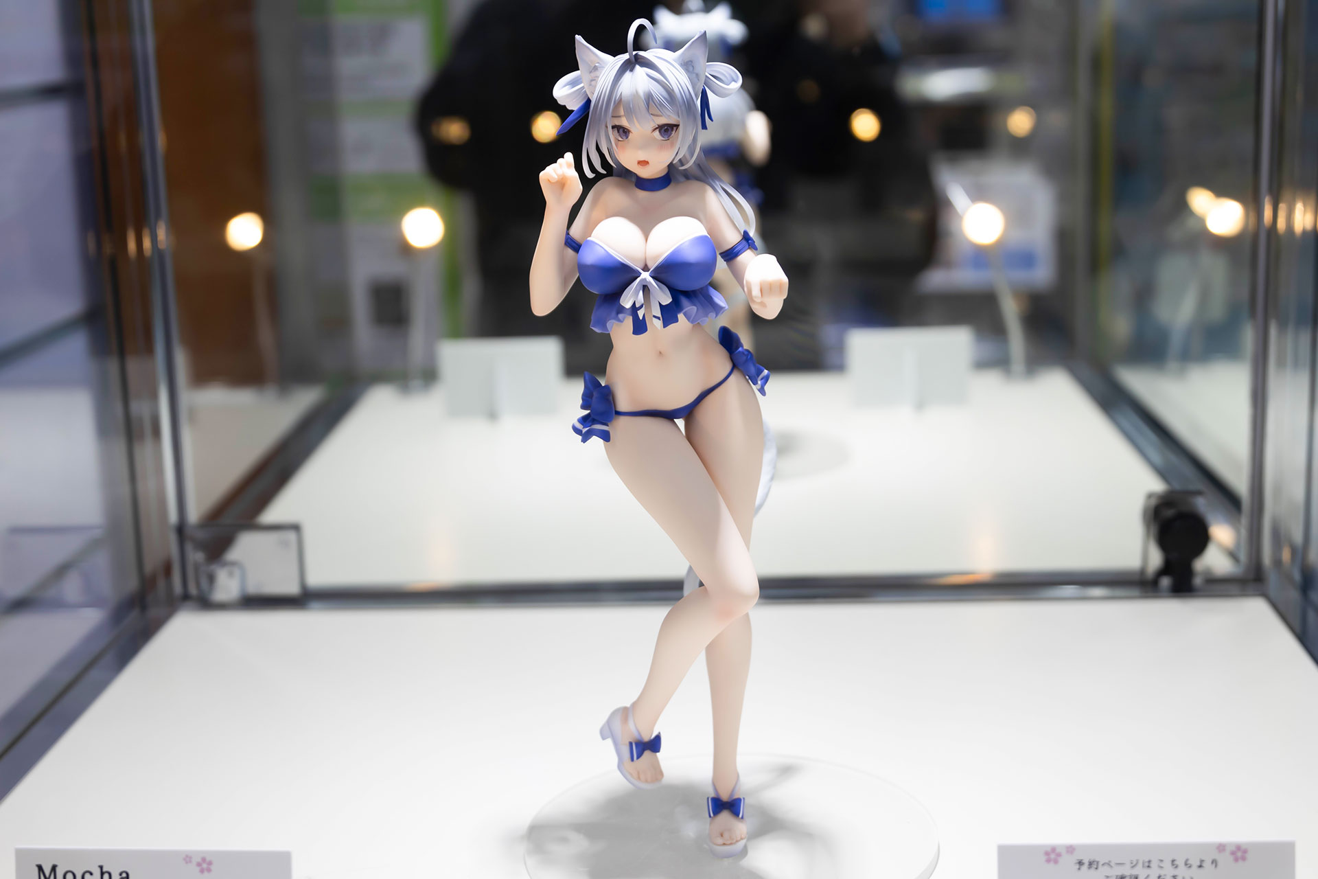 フィギュアの素材はPVCとABS、鉄で、猫耳先端部分までの全高は約300mmだ