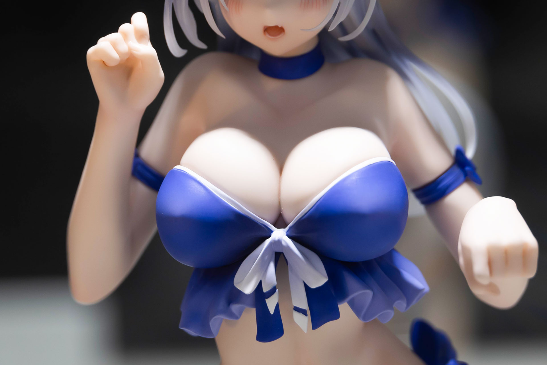 まさにはち切れんばかりの大きなバスト！
