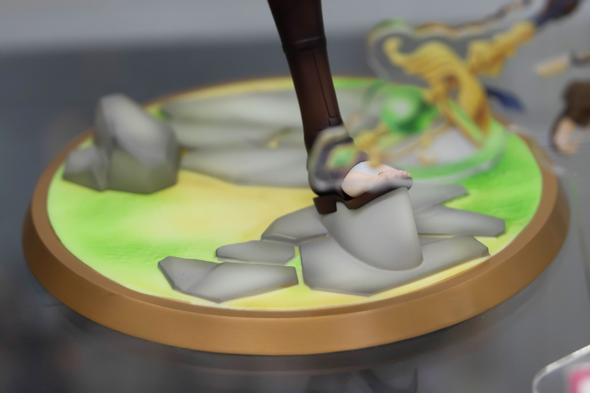 台座はフィギュア風に仕上げられている