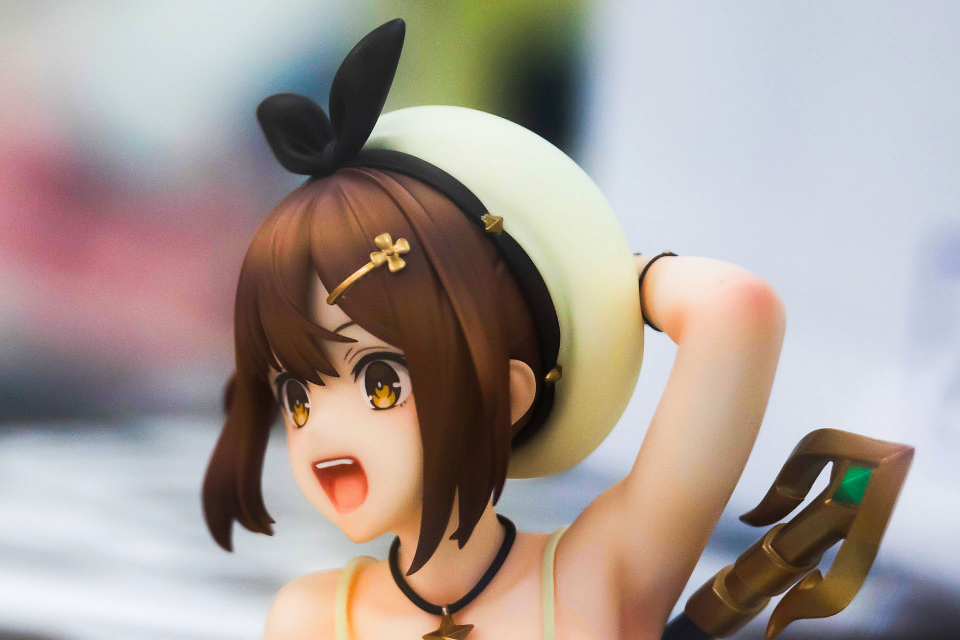 黒いリボンが付いた帽子や髪留めなども再現されている