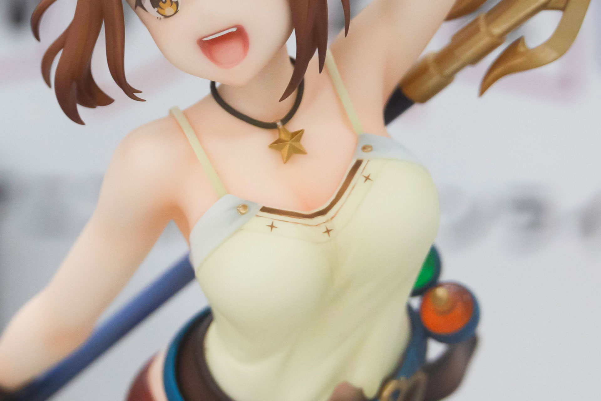 首元には星形のペンダントが輝いている