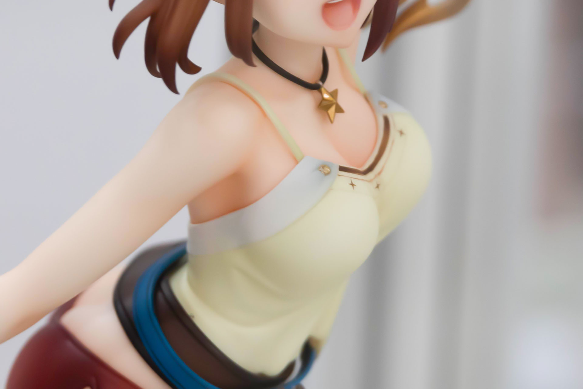 服はピッチリ目でボディラインがよくわかる