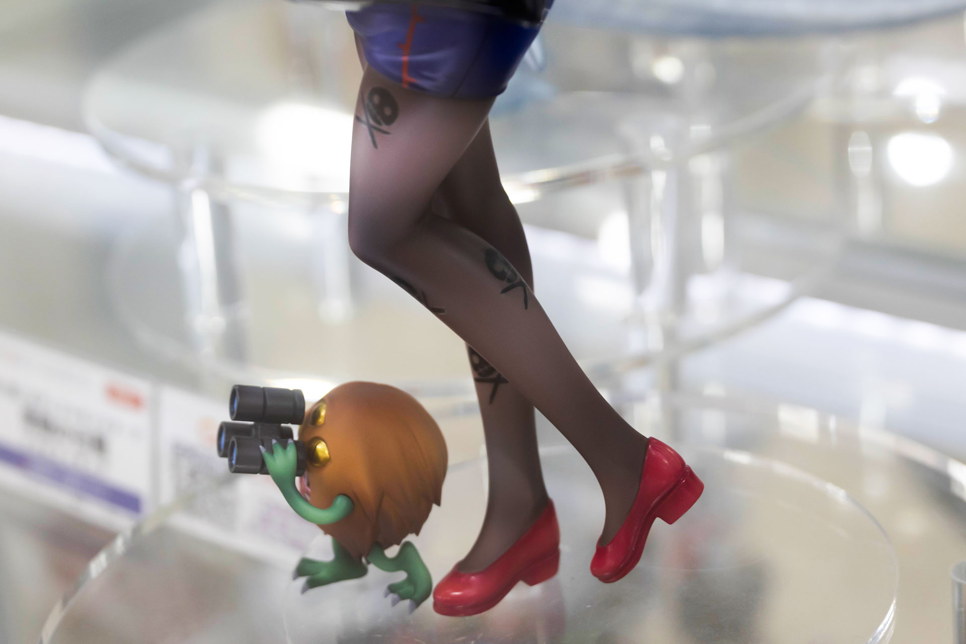 黒いタイツにもやはりドクロが描かれている