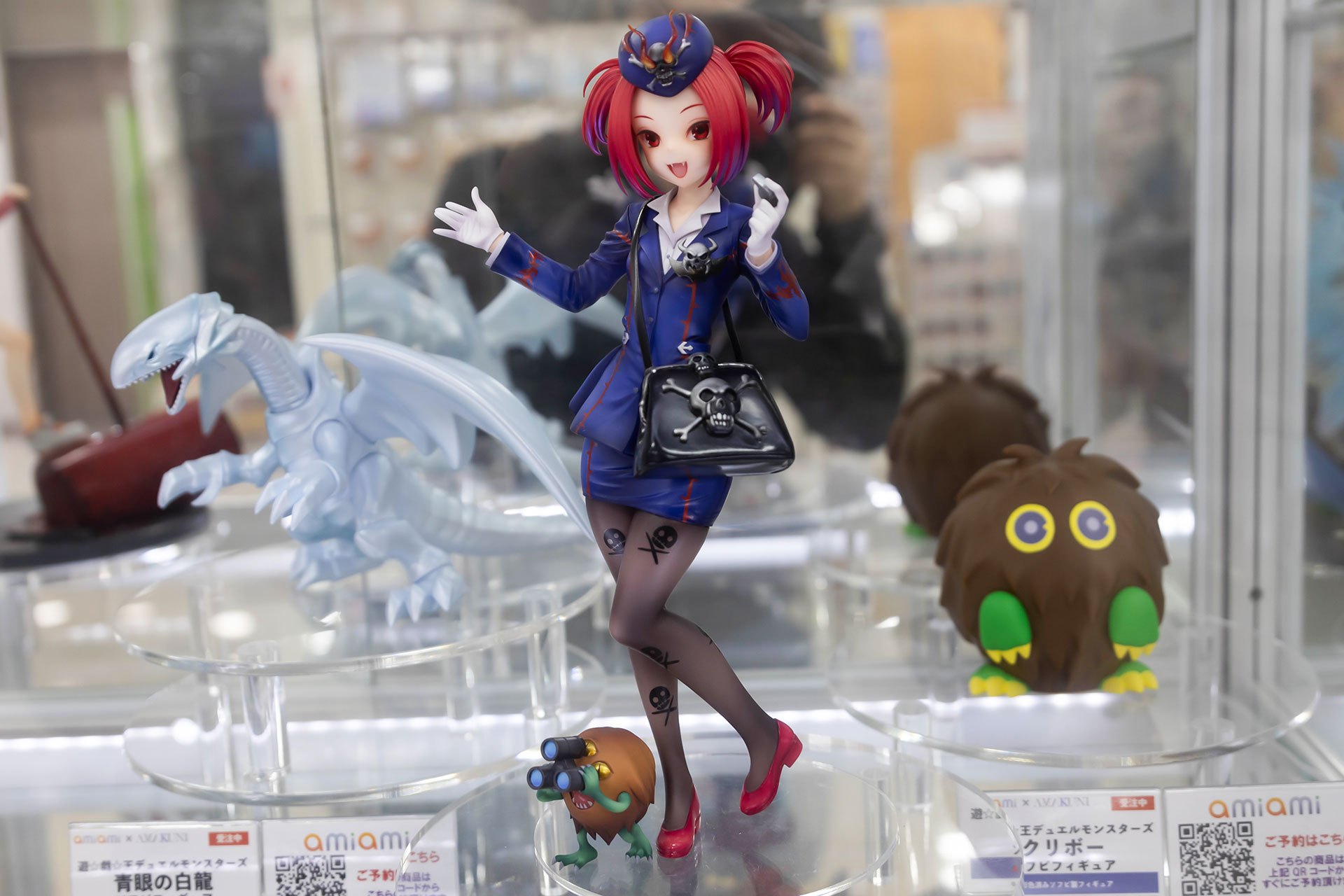 フィギュアの素材はPVCで、台全高は約250mmだ