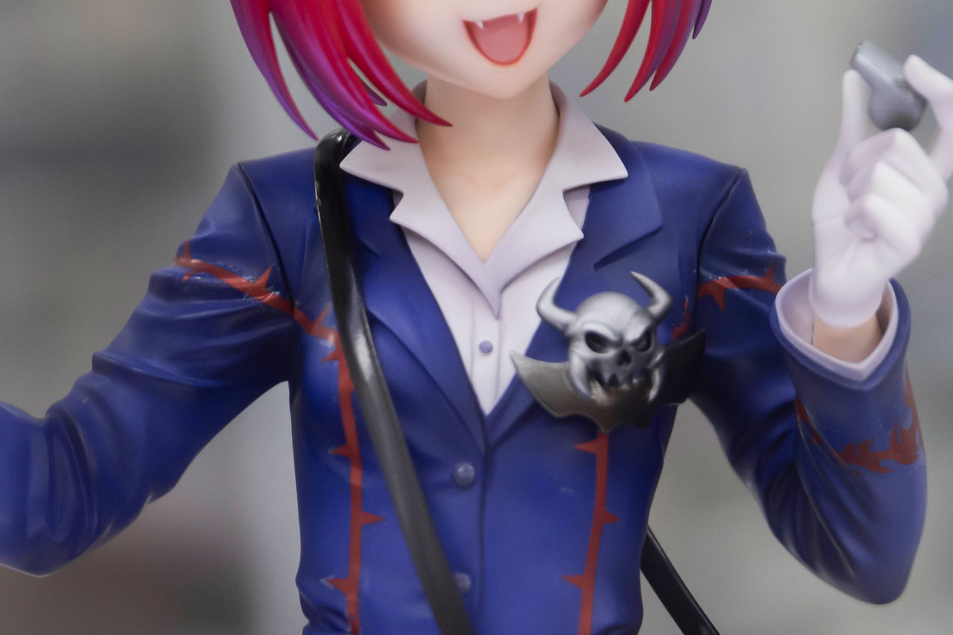 ドクロや茨のデザインがあしらわれた制服