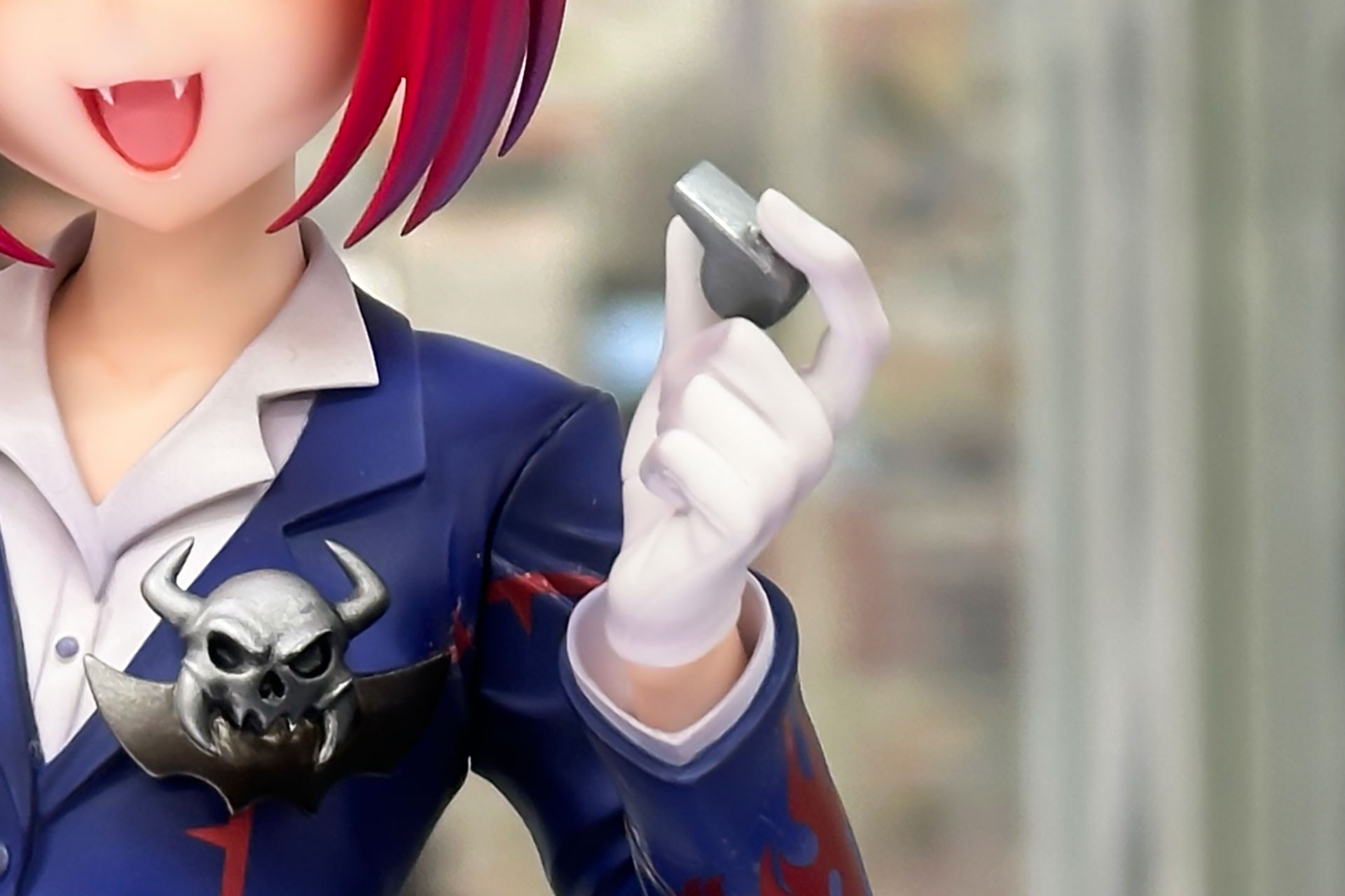 指にはガイドに欠かせないアイテムの笛が