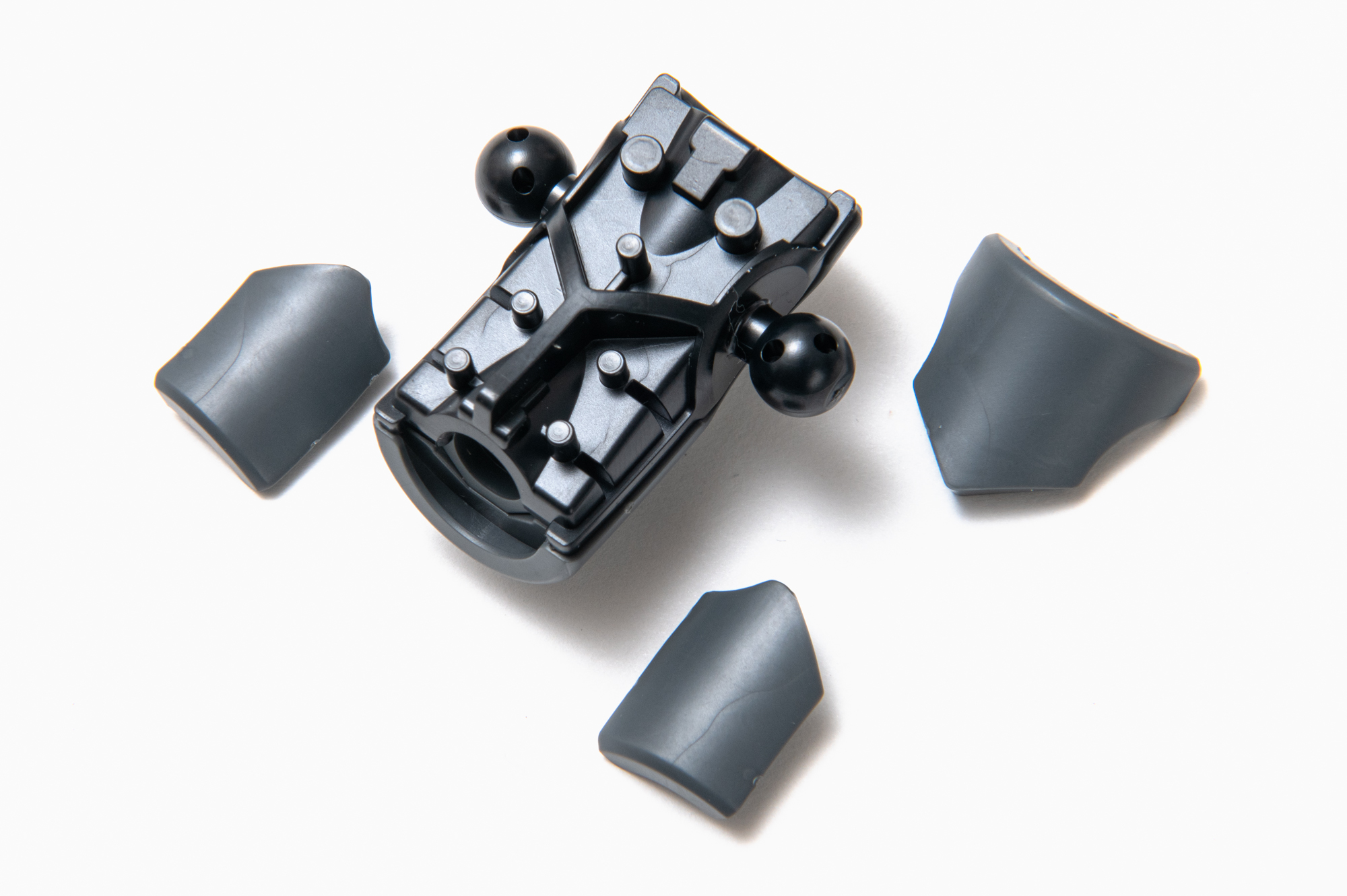 胴体のパーツを組み付けていく