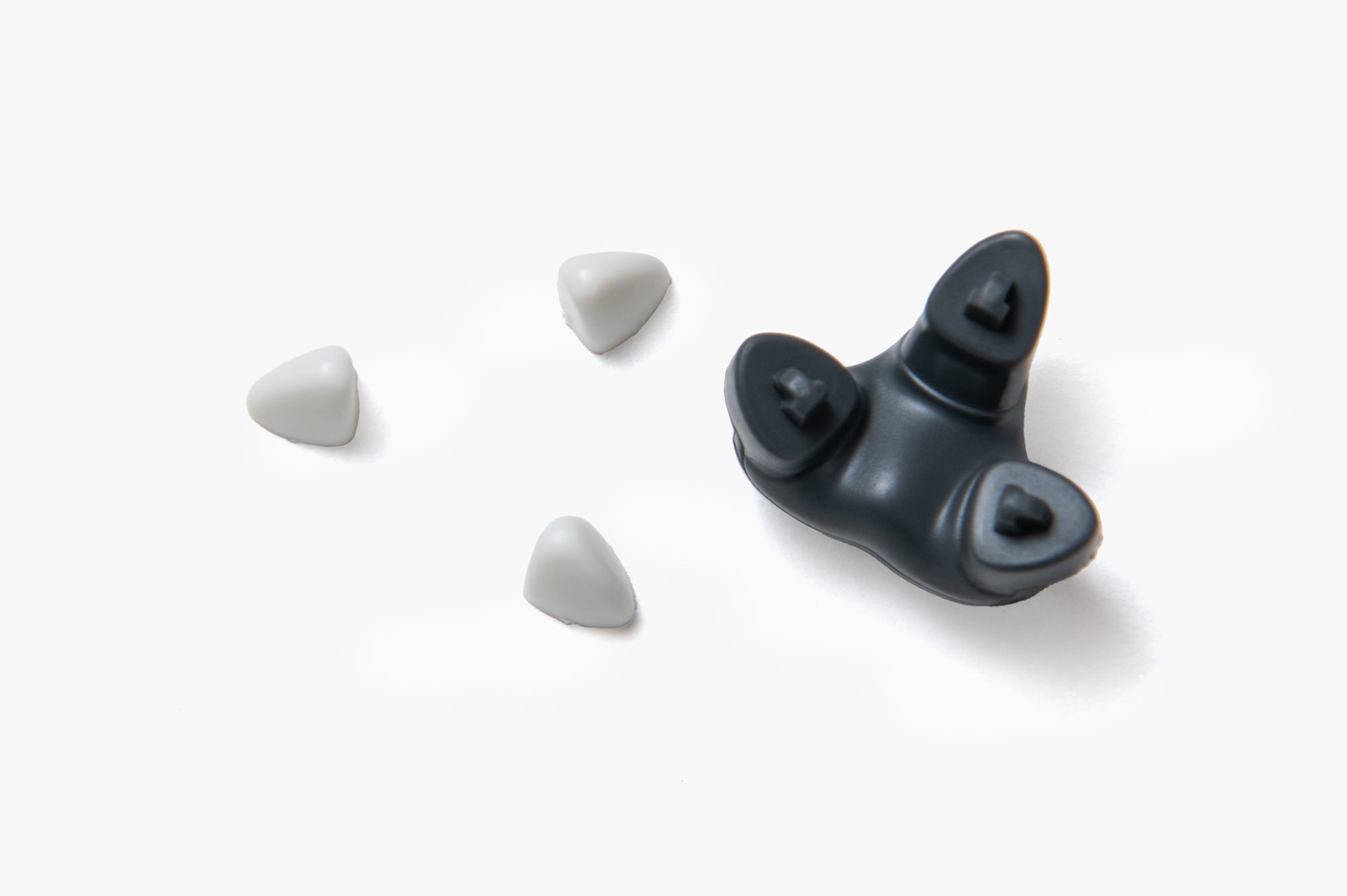 手の筋肉の盛り上がりも再現されている。爪パーツは細かいので無くさないように注意したい