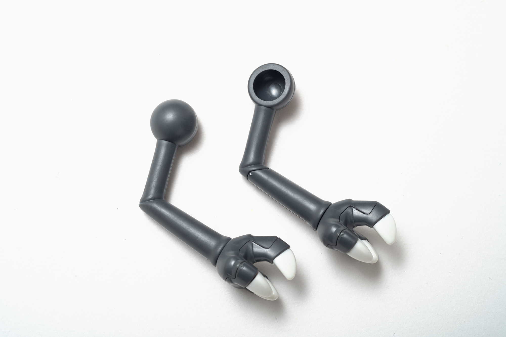 横から見ると爪の鋭さも作り込まれている