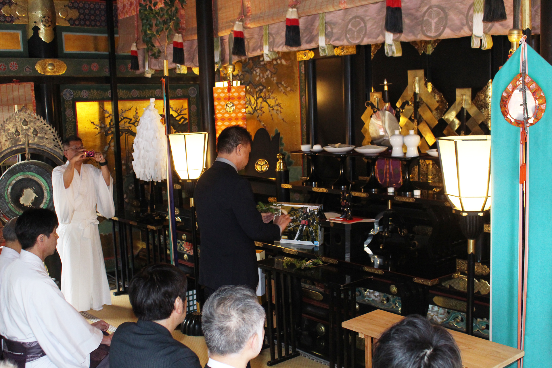 神前に玉串を供えるBANDAI SPIRITS安永氏