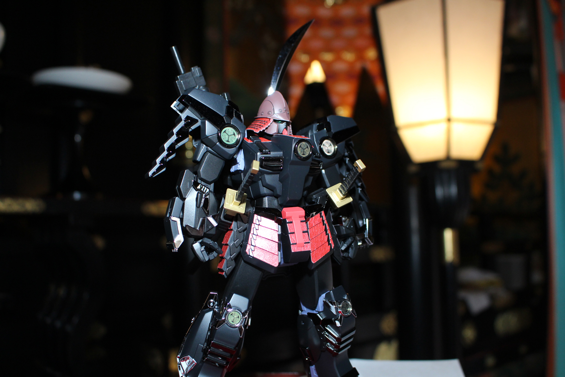 南蛮胴具足の兜を模した頭部を新規に造形。腰の赤い草摺は和紙シールで表現