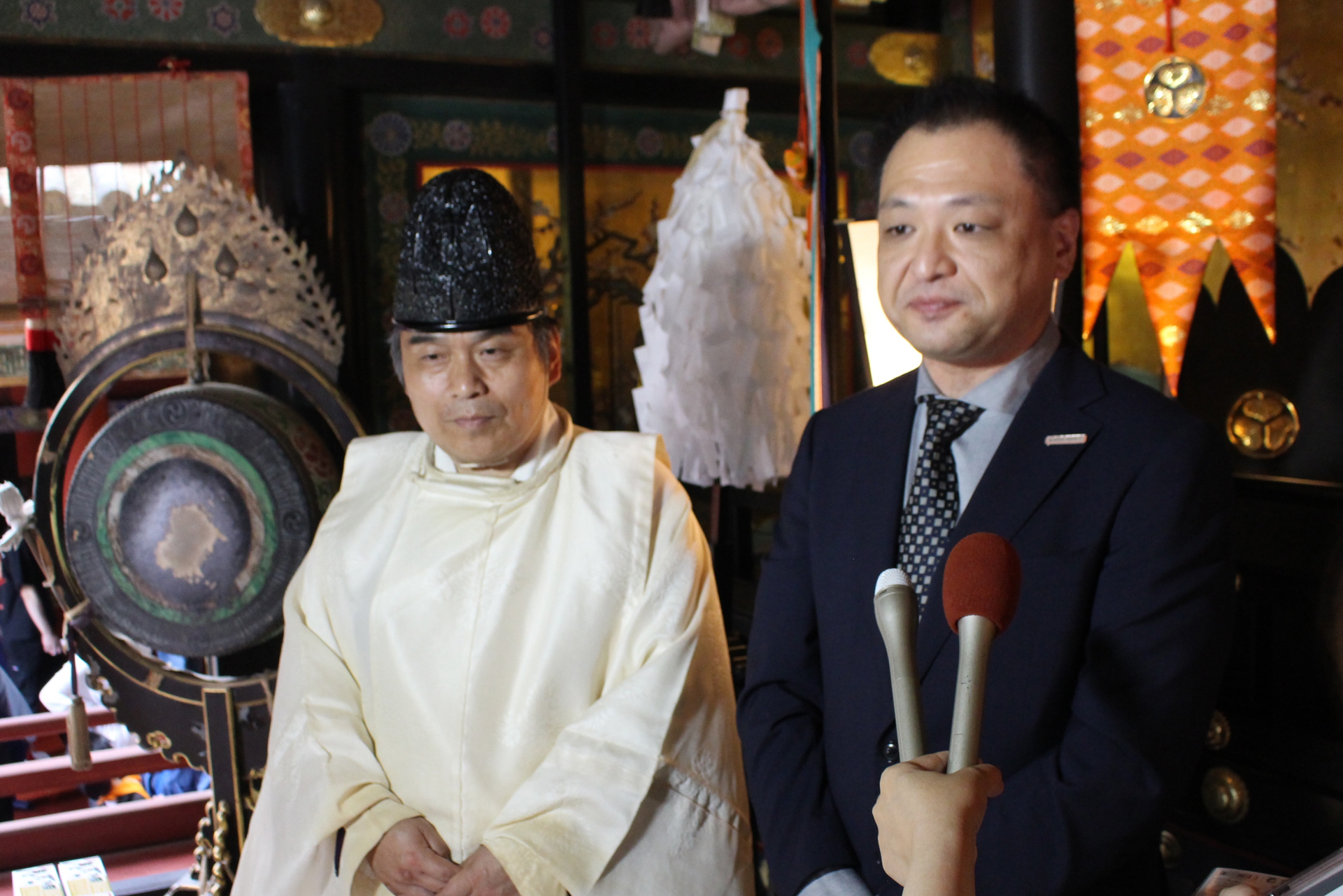 日光東照宮禰宜の山作氏（左）とBANDAI SPIRITS安永氏（右）