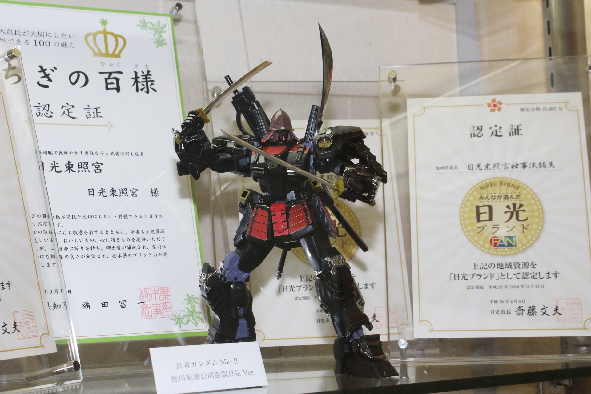 社務所に一足早く展示されていた武者ガンダムMk-II。ここは関係者以外入れないが、奉納されたガンダムは拝観者が見られる境内に展示される予定だ