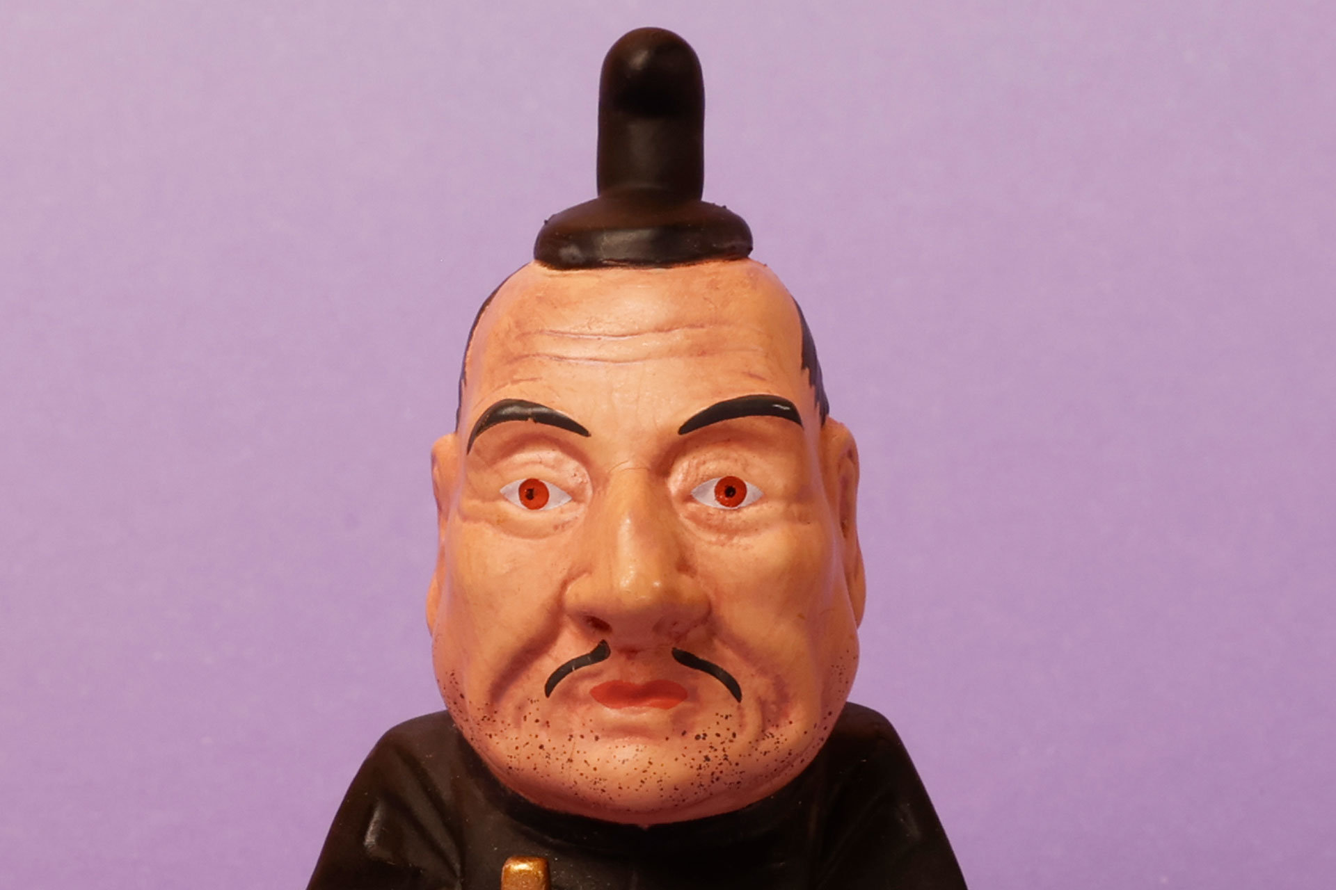 目は少し赤く見える