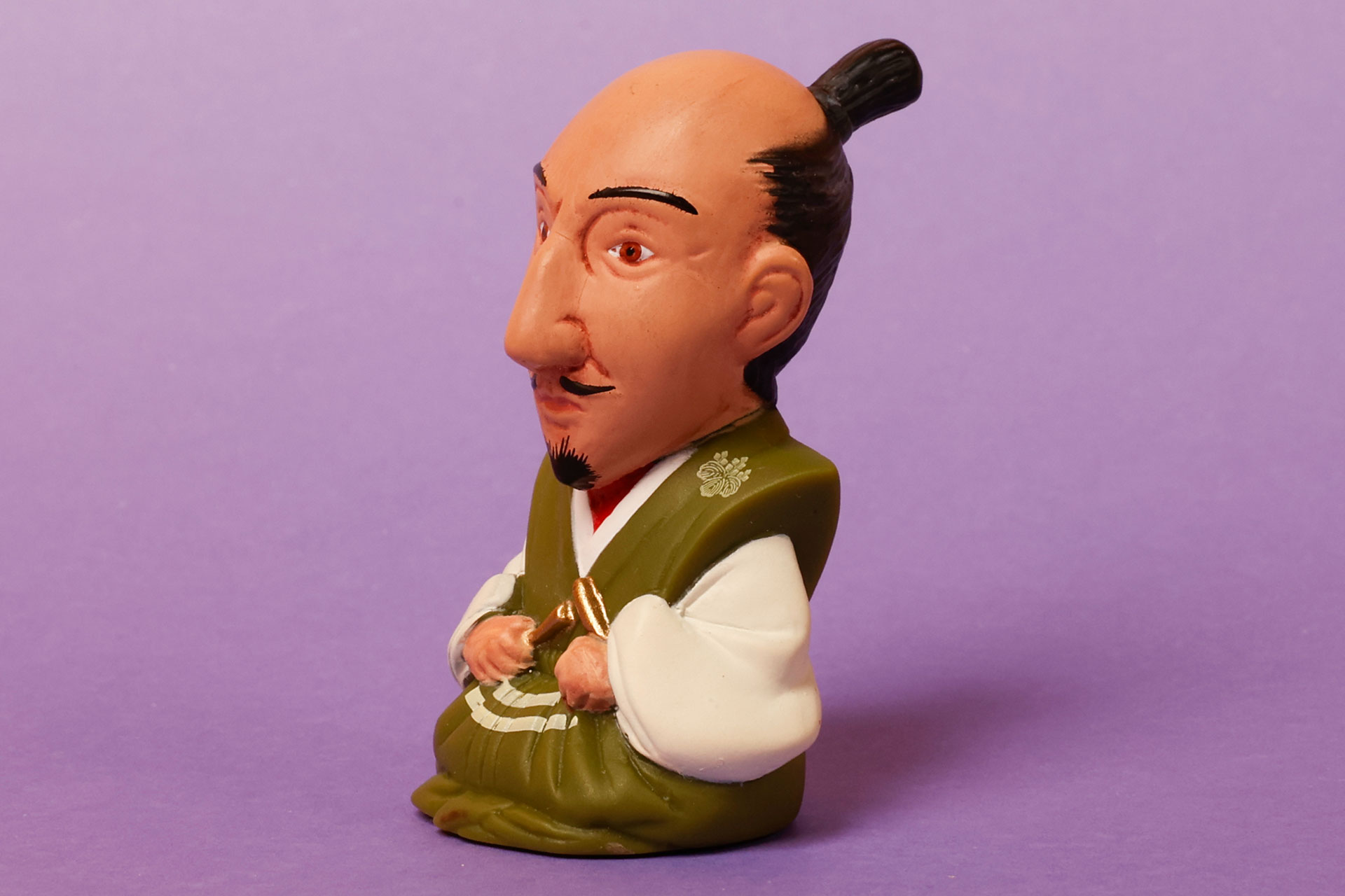 元となった「織田信長像」に描かれているものと同じく、緑色の裃に身を包んだ姿で再現