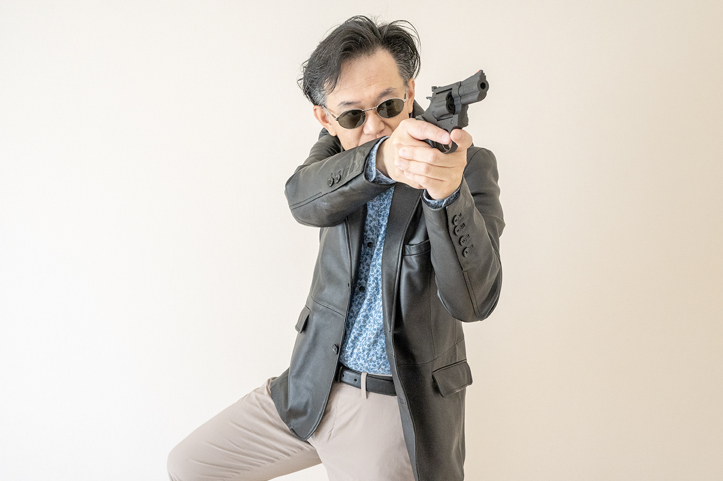 「帰ってきたあぶない刑事」のポスターでユージがしているポーズをとってみた