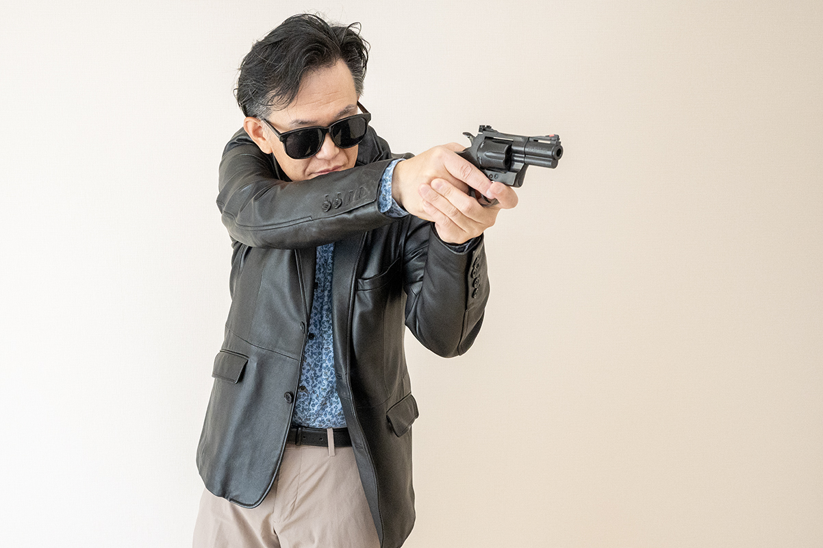 ユージの射撃ポーズ。スナブノーズリボルバーを両手で保持するウィーバースタンスっぽいのをイメージした