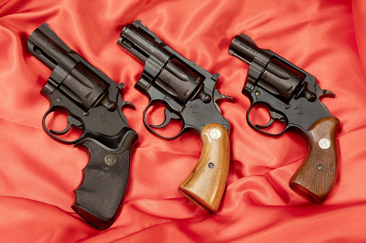 ユージの使用銃、右からコルトローマン MKIII 2inch 旧タイプ、コルトパイソン 2.5inch、コルトキングコブラ 2.5inch
