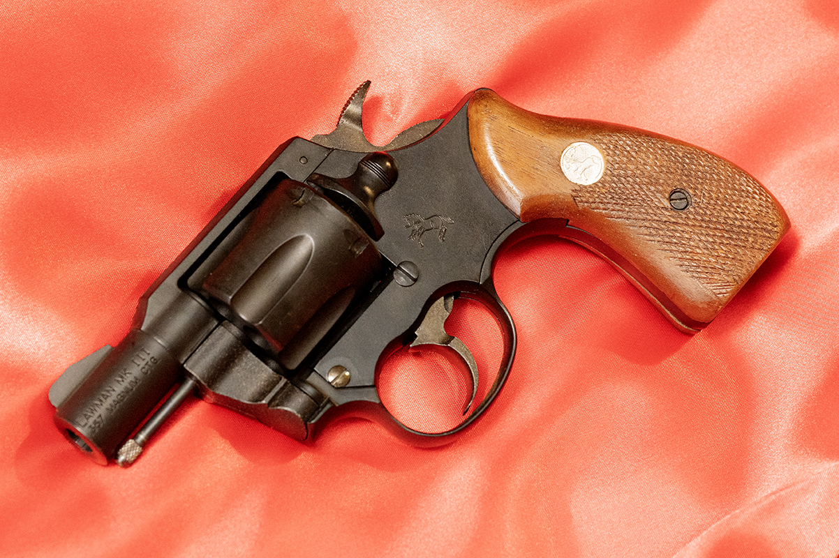 MGCのコルトローマン2inch HWモデルに木製グリップを装着。劇中モデルはABSモデルだった（もちろん、ABSモデルも持っているが、HWの方がディテールアップされており好みだ）