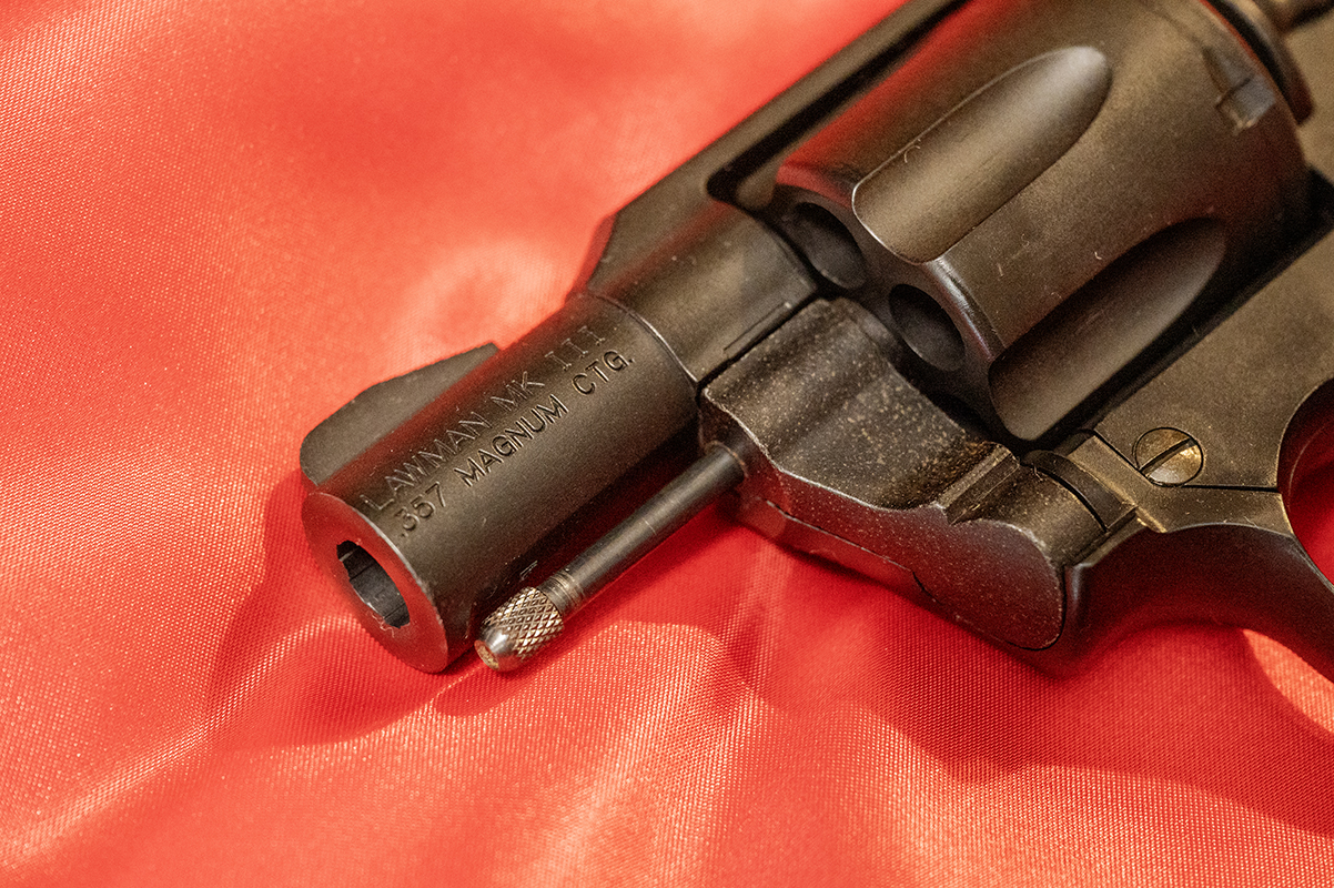 HWモデルや後期のABSモデルは銃身の刻印がリアルタイプになっている