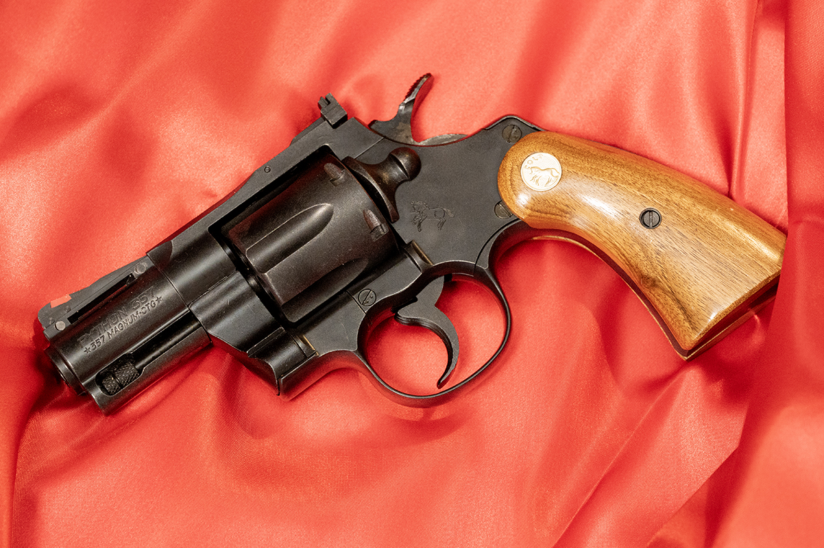 MGCのコルトパイソン 2.5inch　SRHW（スーパーリアルヘビーウェイト）樹脂製で、ずっしりと重い。入手困難なサービスサイズの木製グリップを苦労の末入手して装着している