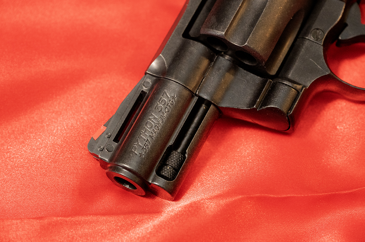 放熱用のベンチレーテッドリブも4インチの2つに対して、こちらは１つだ