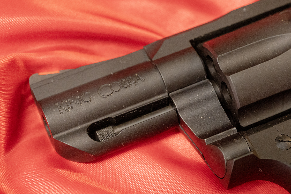 バレル上部には、ベンチレーッテッドリブなどは設けられておらず、埋められている。これも質実剛健さに貢献しているといえる