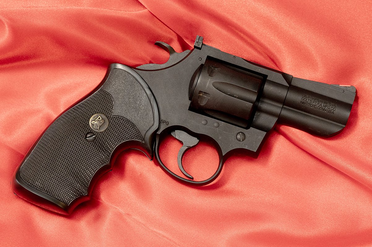 劇中モデルもパックマイヤーのVフレーム用ラバーグリップが取り付けられている。KSCのモデルガンには、パックマイヤー製ラバーグリップと、ホーグ製ラバーグリップの２バージョンが存在する