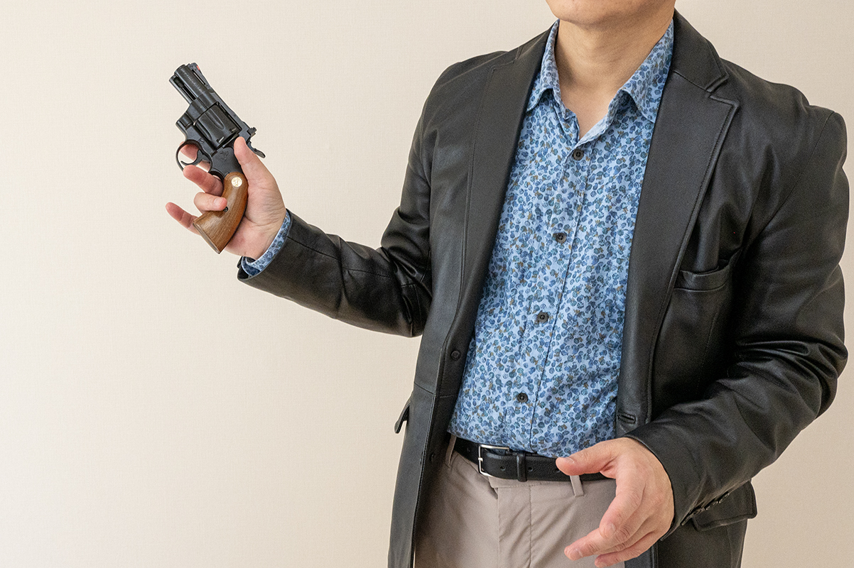 刑事の命、拳銃ですらアクセサリー感覚でハンドリングする軽快さが魅力でもあった。