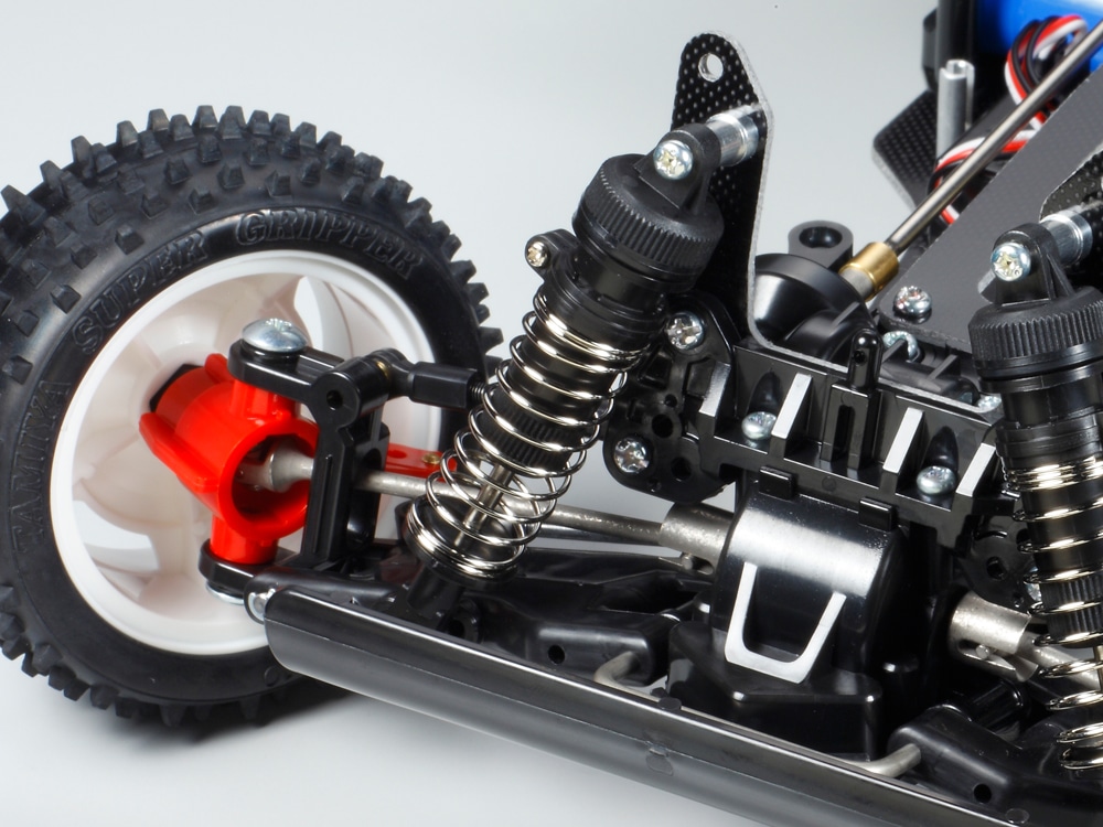 ダブルウィッシュボーンタイプの4輪独立サスペンションにはオイルダンパーを装備。フロントにユニバーサルシャフトを採用