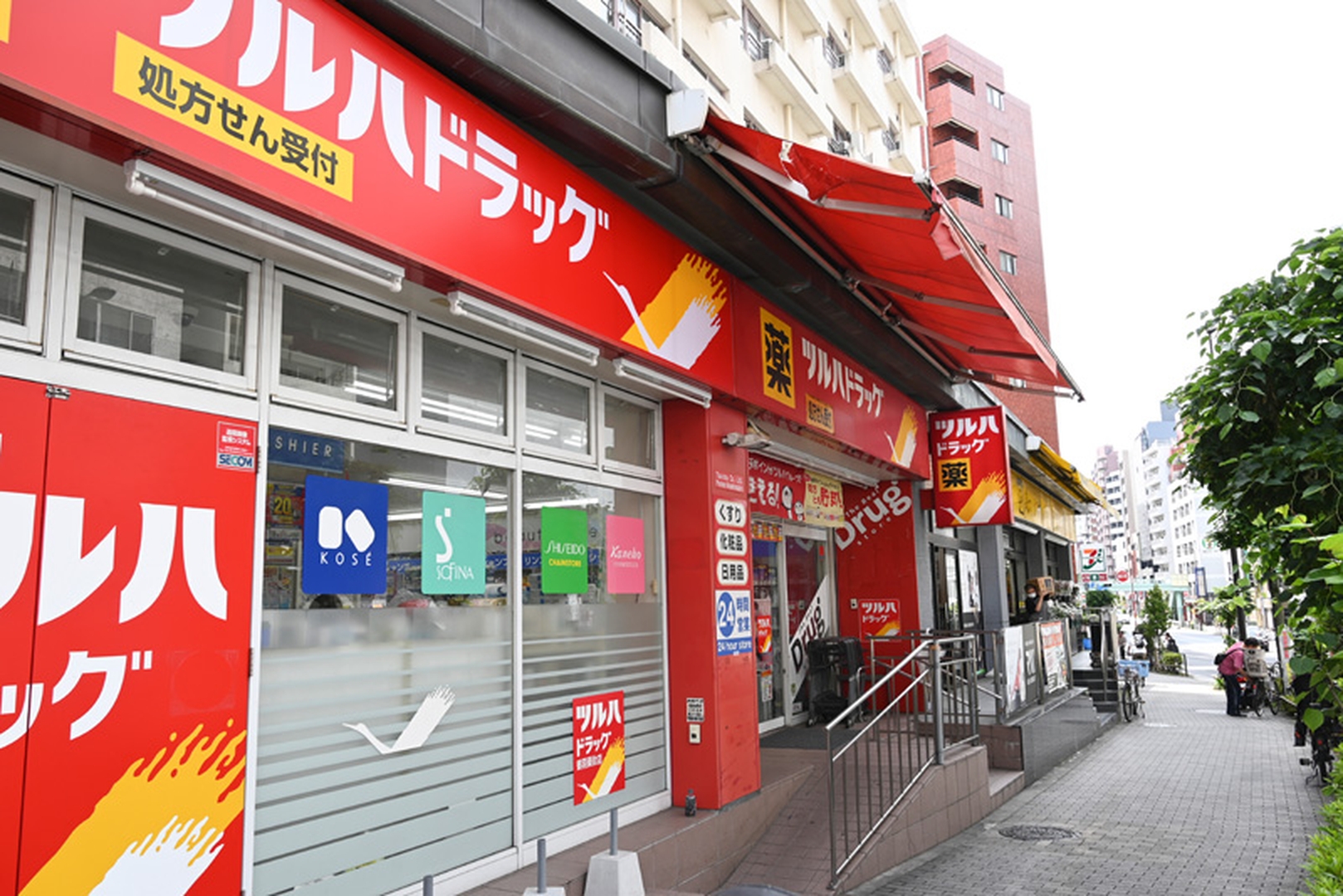 完全に街に溶け込んだ入口。ツルハドラッグの奥にある建物が「ASOBIBA 池袋フィールド」が入っているビルだ